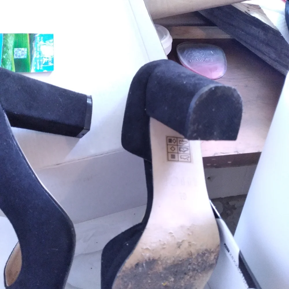 Suede heels, almost new. Worn 2 times. Preowned in excelente conditions. - Picture 3 of 3